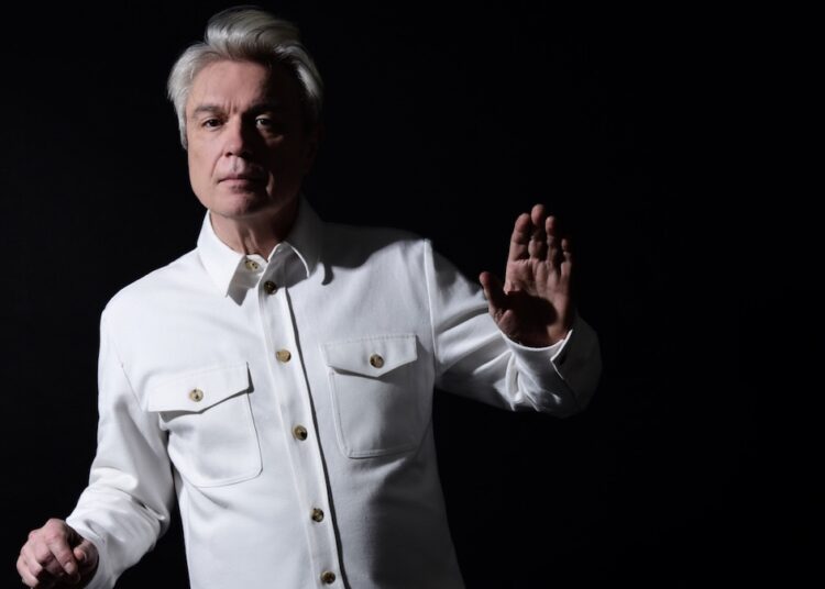 David Byrne revela nova música “T Shirt” co-escrita por Brian Eno