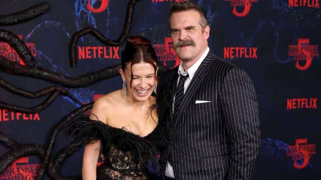 David Harbour abraça co-estrela que supostamente o acusou de assédio