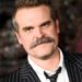 David Harbour se compara a Jake Bongiovi