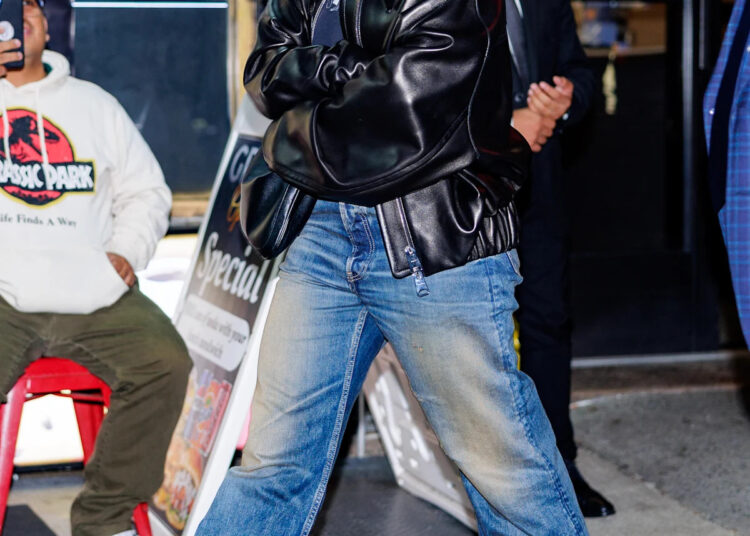 De volta ao jeans azul: tendências de jeans para celebridades no outono
