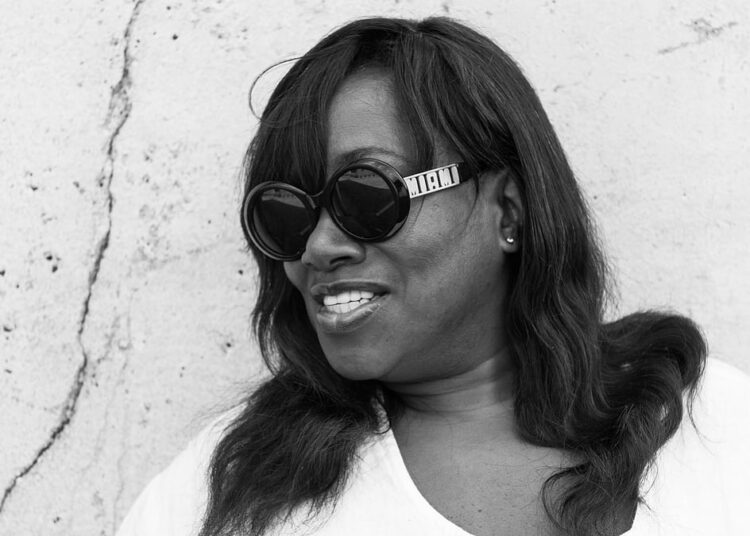 Denise King traz alma e narrativa para Bengaluru com novo álbum