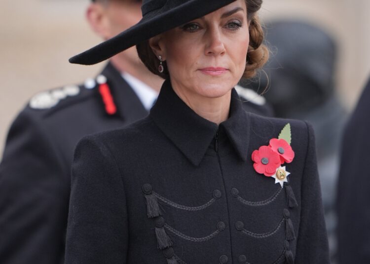 Dia do Armistício: Princesa Kate marca a realeza pela primeira vez ao colocar uma coroa de flores em serviço