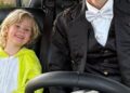 Doces ou travessuras de James Van Der Beek com crianças em um carrinho de golfe em meio ao câncer
