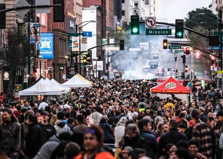 Downtown First Thursdays financiado para 2026 com US$ 2 milhões de Chris Larsen, Gap Heirs