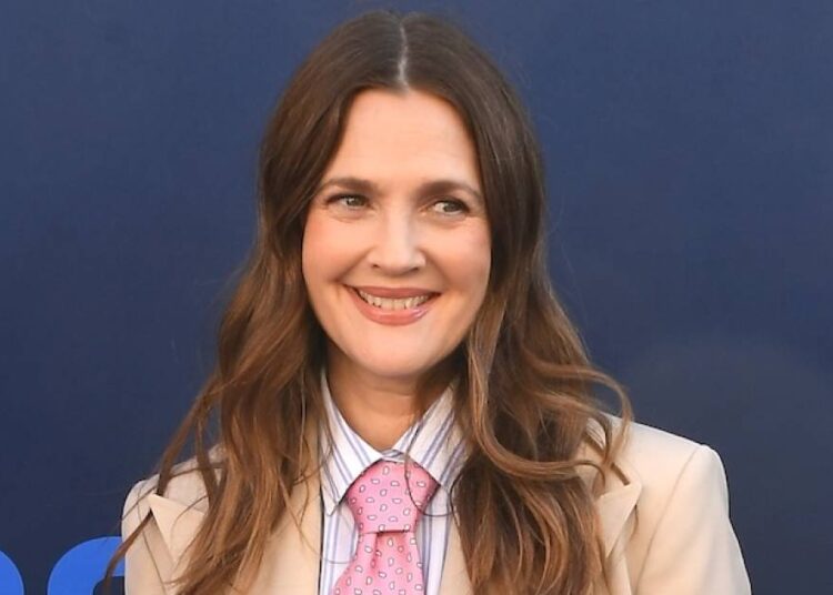 Drew Barrymore revela que o susto do câncer de mama levou à biópsia de emergência
