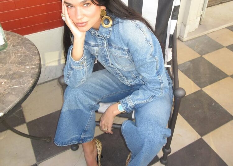 Dua Lipa combina look todo jeans com bombas marcantes com estampa de leopardo