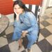 Dua Lipa combina look todo jeans com bombas marcantes com estampa de leopardo