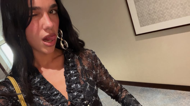 Dua Lipa deitada de minissaia vai fazer você parecer duas vezes