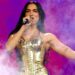 Dua Lipa é a ‘verdadeira diva’ em minivestido com estampa de leopardo