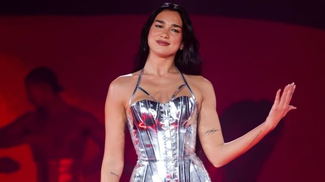 Dua Lipa em body prateado tem uma vibe de ‘verdadeira showgirl’