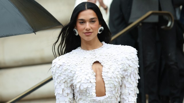 Dua Lipa mostra seus movimentos de dança em body dourado
