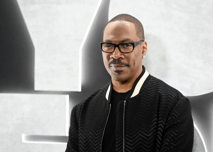 Eddie Murphy recusou-se a participar do 'SNL' por décadas porque 'Dirty Motherf-ers' brincou sobre o fracasso de seu filme: 'F-Y'all!'