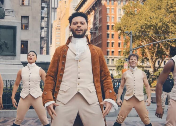 Elenco de 'Hamilton' apresenta 'My Shot' nas ruas de Nova York para comemorar 10 anos: EXCLUSIVO