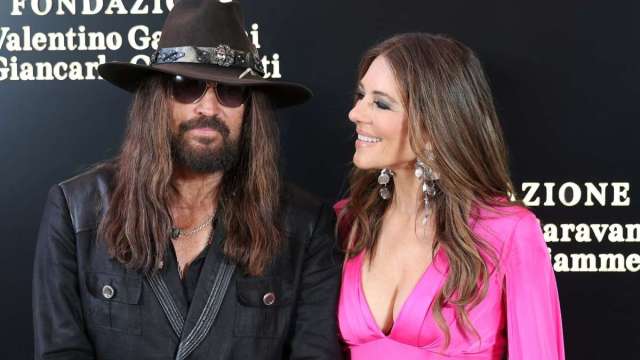 Elizabeth Hurley e Billy Ray Cyrus não falam 'diariamente' - fonte
