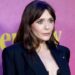 Elizabeth Olsen chama a atenção com visual ousado de Bralette