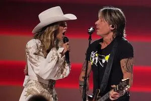Ella Langley, Riley Green e Lainey Wilson ganham em grande no repleto de estrelas 2025 CMA Awards
