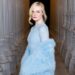 Elle Fanning chama a atenção com um enorme envoltório de pele no LACMA Gala