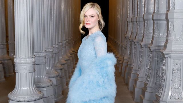 Elle Fanning chama a atenção com um enorme envoltório de pele no LACMA Gala