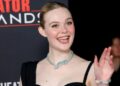 Elle Fanning impressiona em Zuhair Murad na estreia de 'Predator: Badlands'
