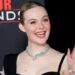 Elle Fanning impressiona em Zuhair Murad na estreia de 'Predator: Badlands'