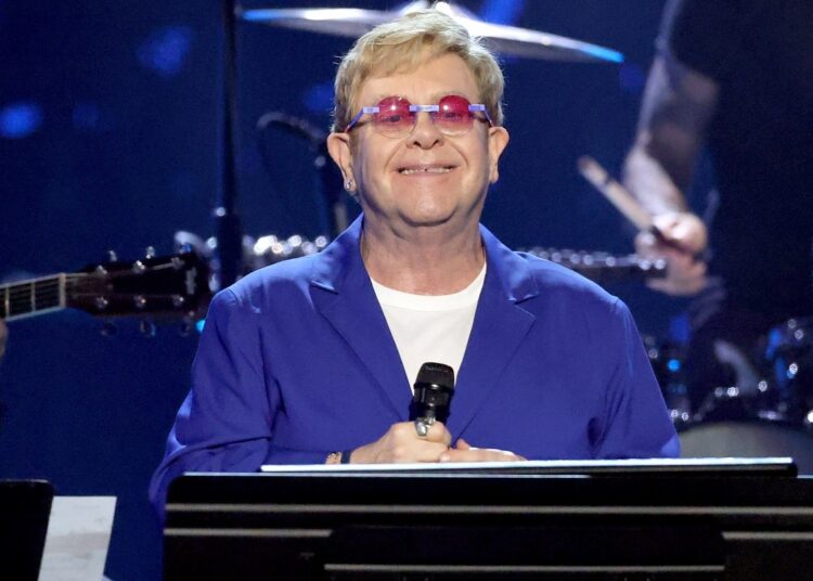 Elton John está planejando fazer um novo álbum “mais comercial” com músicas “que são mais de hoje do que de ontem”