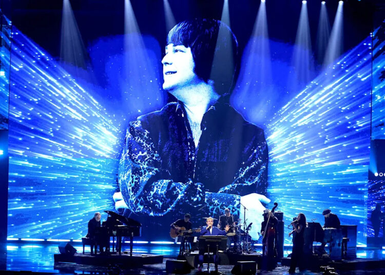 Elton John saúda Brian Wilson no Rock Hall 2025 com capa de ‘God Only Knows’