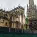 Equipes de filmagem são vistas do lado de fora da igreja central de Bristol