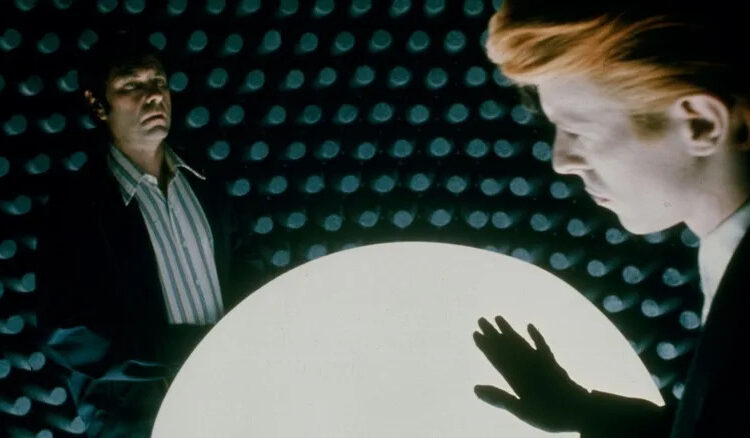 Este esquecido filme de ficção científica cult dos anos 70 finalmente permitiu que David Bowie interpretasse um alienígena