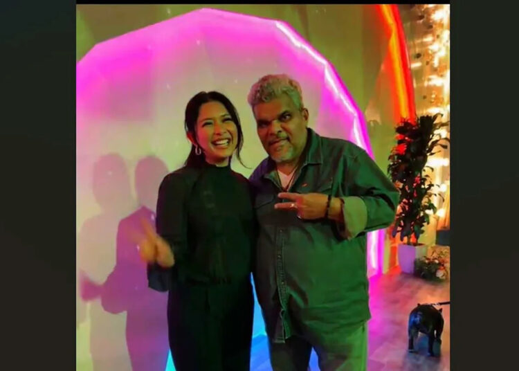 Estrela da Netflix ilumina bar de San Antonio com seus movimentos de cumbia