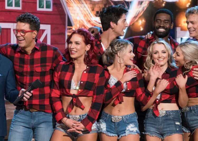 Estrela de 'DWTS' rasga Bobby Bones para comentários virais de Tom Bergeron: 'Shame on You'