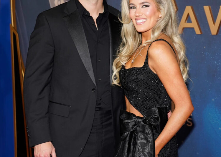 Estrelas surpreendem no tapete vermelho do 2025 CMA Awards. Veja os melhores looks da maior noite do país!