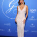 Eva Longoria revive o antigo glamour de Hollywood com vestido Mônot frisado no Paris Global Gift Gala