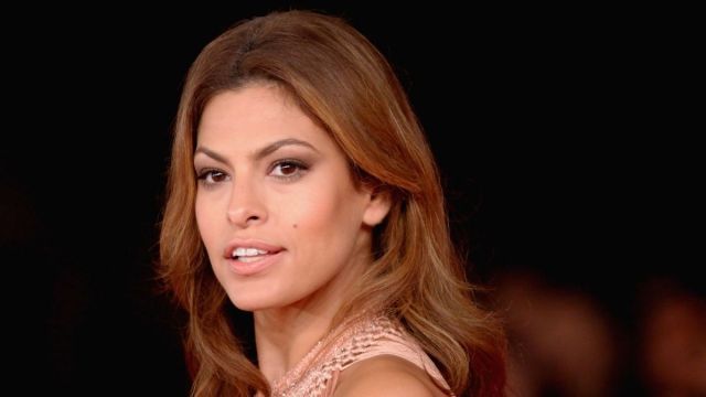 Eva Mendes fornece uma atualização sobre os rumores de realocação em Londres