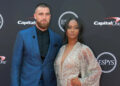 Ex Kayla Nicole de Travis Kelce rouba atenção antes do jogo dos Chiefs