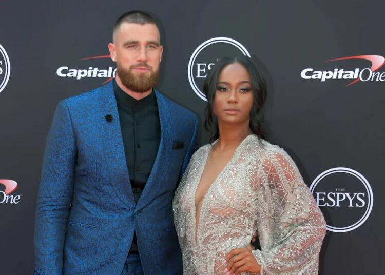 Ex Kayla Nicole de Travis Kelce rouba atenção antes do jogo dos Chiefs