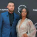 Ex Kayla Nicole de Travis Kelce rouba atenção antes do jogo dos Chiefs