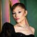 Fã ataca Ariana Grande na estreia de 'Wicked' em Cingapura