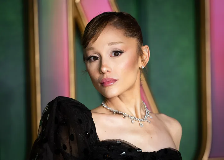 Fã ataca Ariana Grande na estreia de 'Wicked' em Cingapura