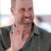 Fãs chocam ao quebrar o protocolo real com o príncipe William durante visita ao Brasil