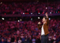 Fãs de Blue Jays e celebridades se alegram depois que a estrela de 'Schitt's Creek' Noah Reid canta o hino nacional canadense no jogo 7 da World Series