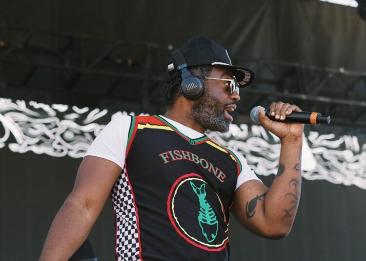 Fishbone compartilha novo vídeo urgente para “All About Us”