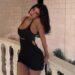 Fotos de minivestido preto sem costas de Kylie Jenner fazem os fãs 'derreterem'