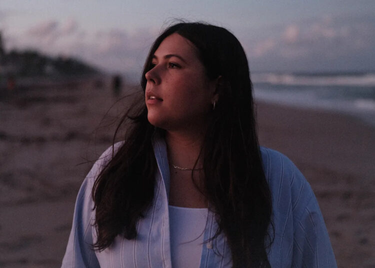 Gigi Perez retorna às suas raízes na Flórida para o curta-metragem 'Back to the Beach'