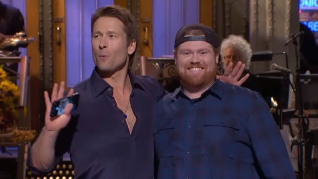 Glen Powell convida convidado misterioso ao palco para sua estreia no SNL