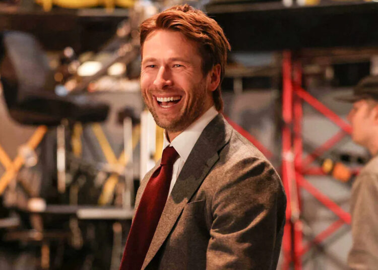 Glen Powell leva seu motorista da UPS para sua estreia como apresentador