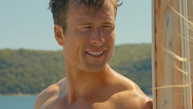 Glen Powell revela o número real de abdominais que ele realmente está embalando