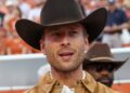 Glen Powell sendo adorável com seu diploma universitário está me enviando