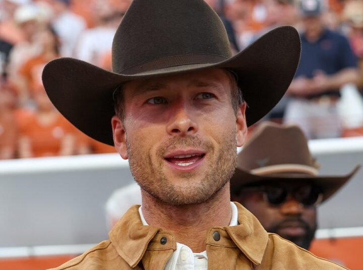 Glen Powell sendo adorável com seu diploma universitário está me enviando