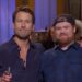 Glen Powell traz convidado misterioso ao palco para sua estreia no SNL
