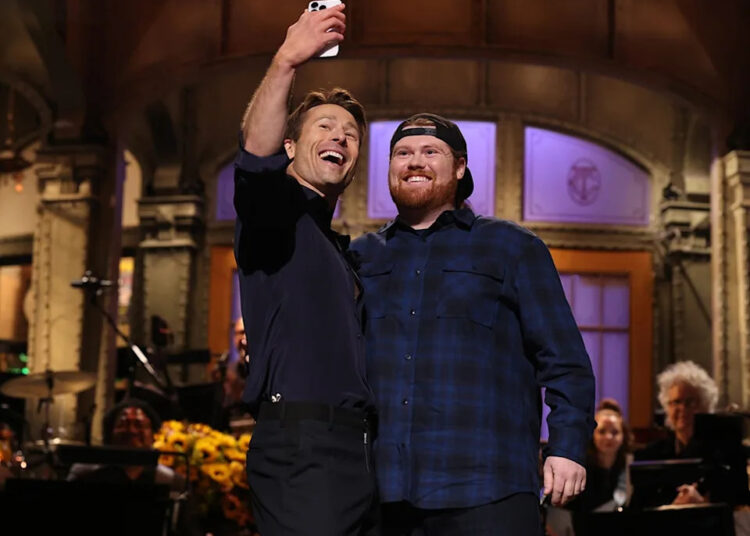 Glen Powell traz motorista da UPS para SNL 4 anos após cancelamento do período de hospedagem